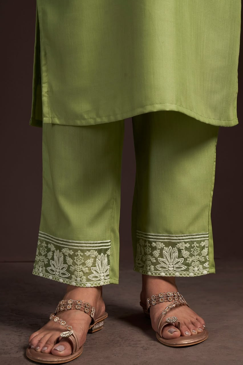 Women's Green Embroidered Cotton Blend Straight Kurta Set