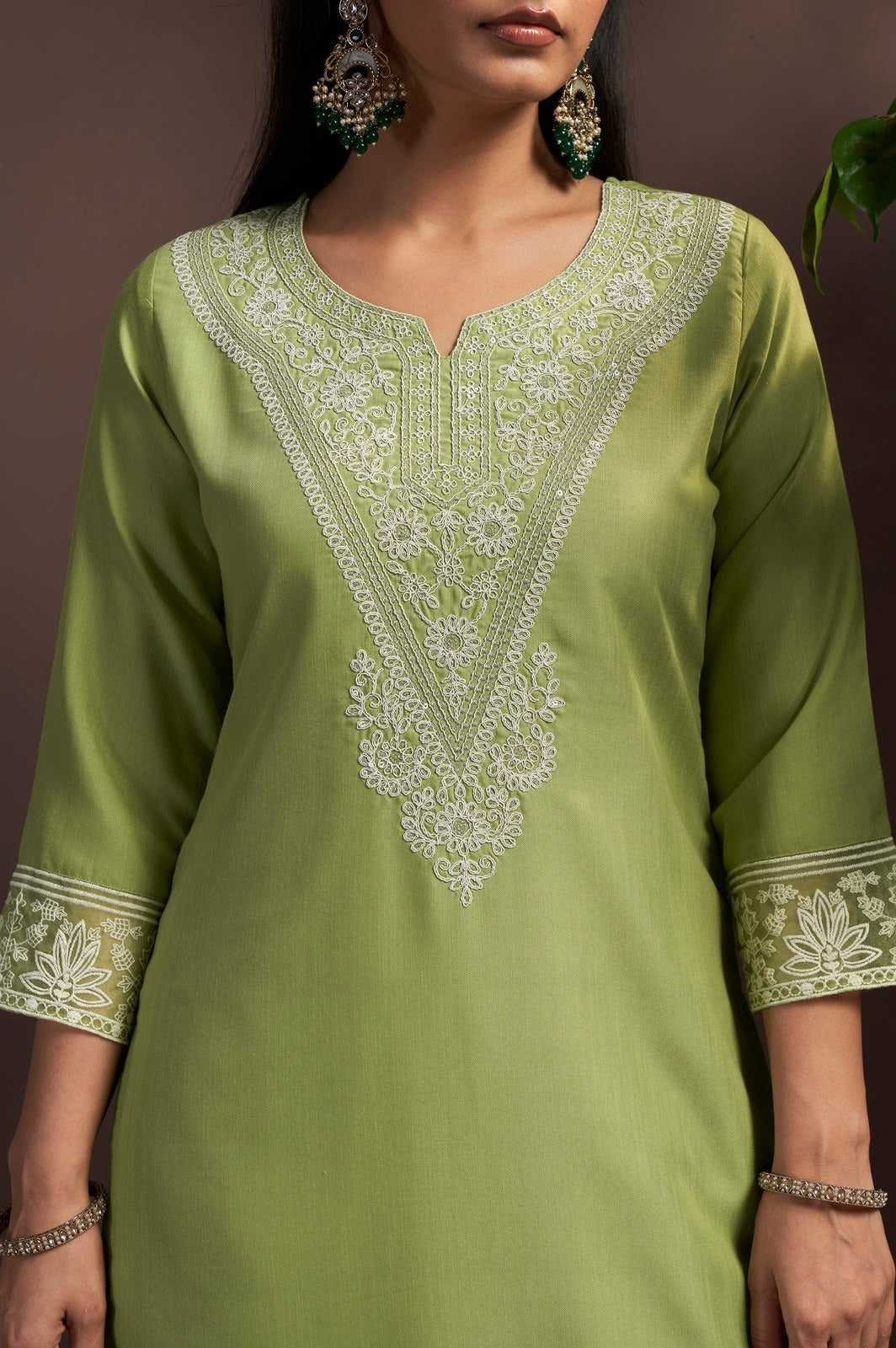 Women's Green Embroidered Cotton Blend Straight Kurta Set