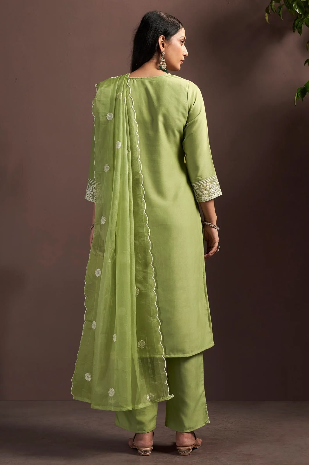 Women's Green Embroidered Cotton Blend Straight Kurta Set
