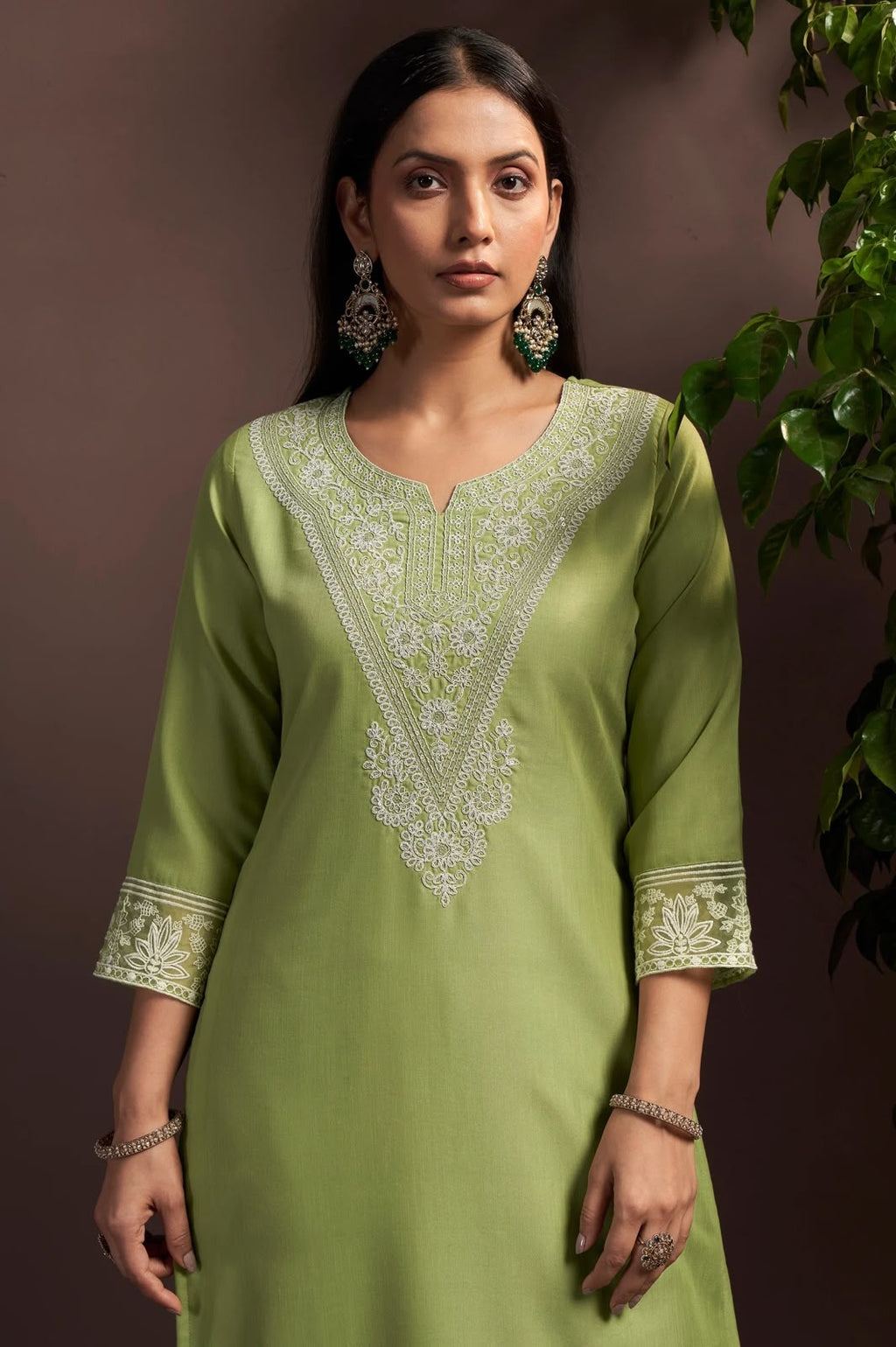 Women's Green Embroidered Cotton Blend Straight Kurta Set