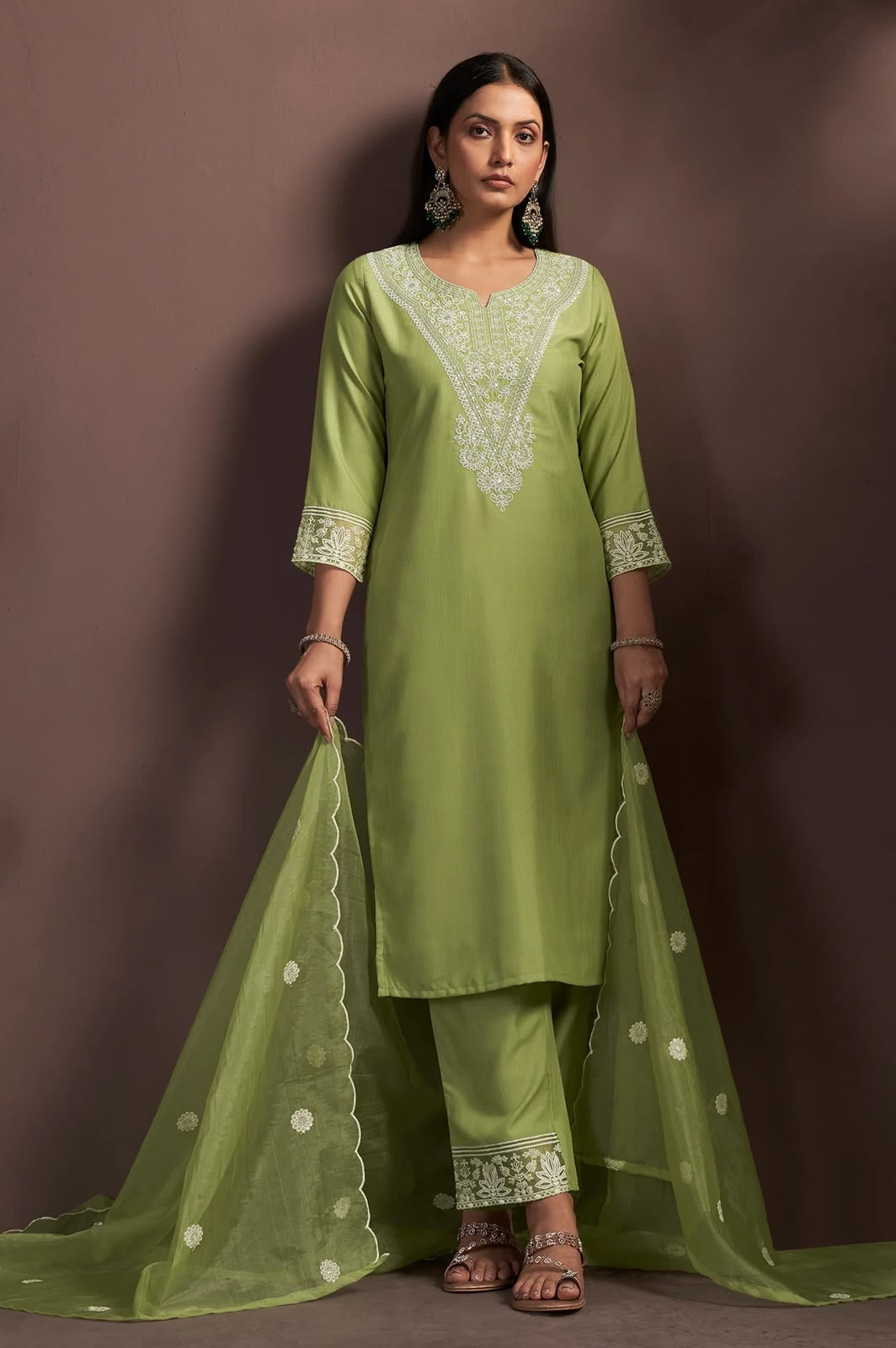 Women's Green Embroidered Cotton Blend Straight Kurta Set